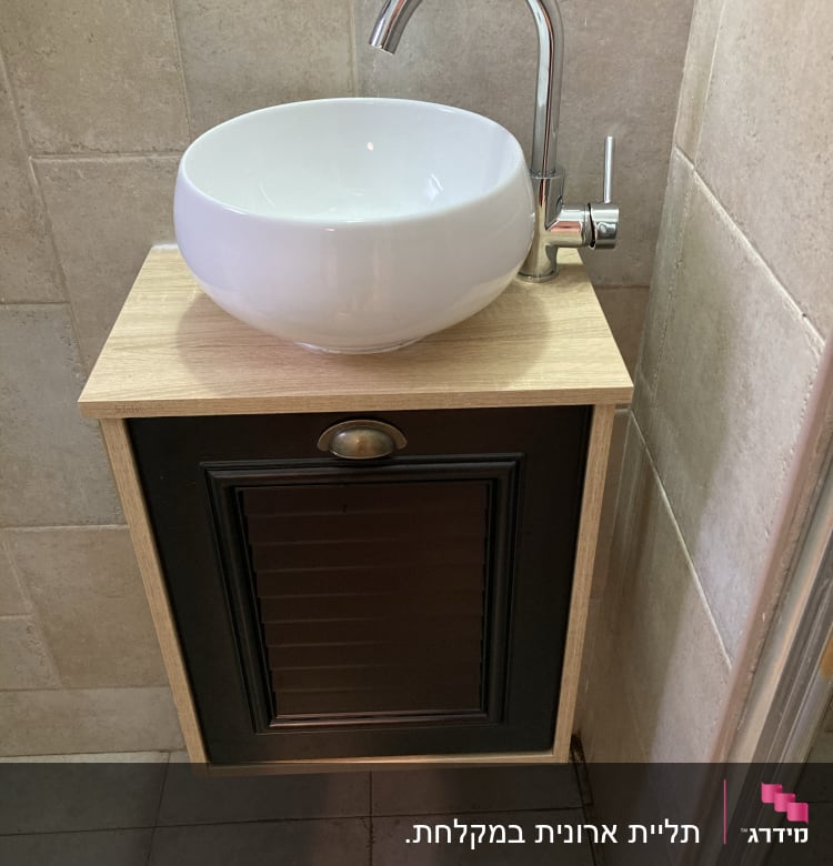 כיור עגול על ארון עץ עם ברז כרום